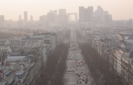 Área urbana con contaminación atmosférica