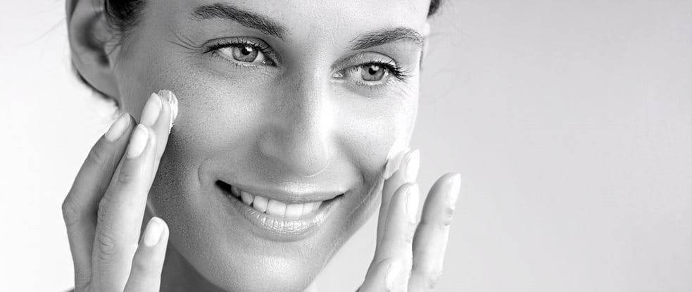 Mujer aplicándose crema