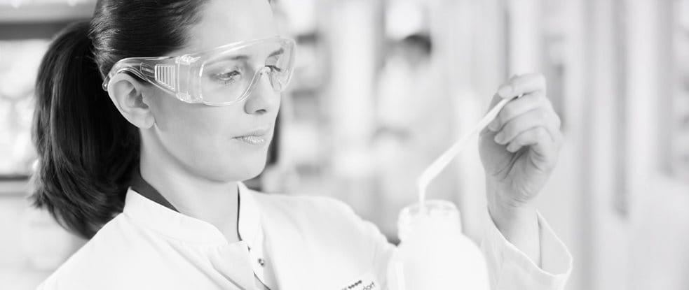 Científica en el laboratorio