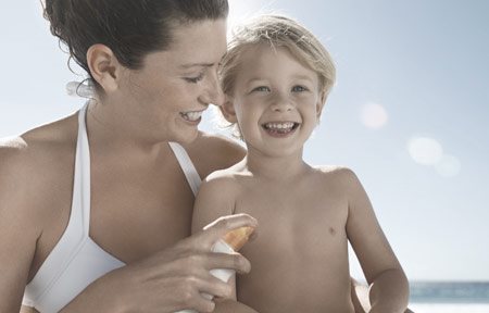 Madre aplicando protección