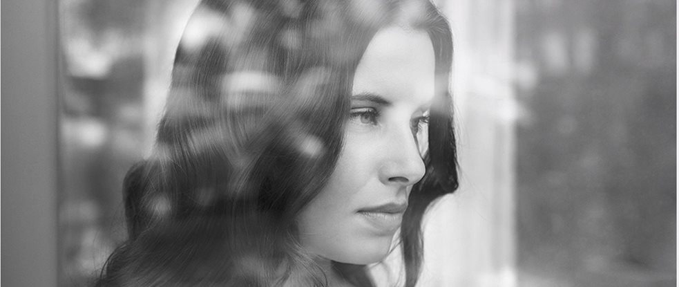 Mujer mirando por la ventana