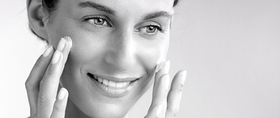 Mujer aplicándose crema