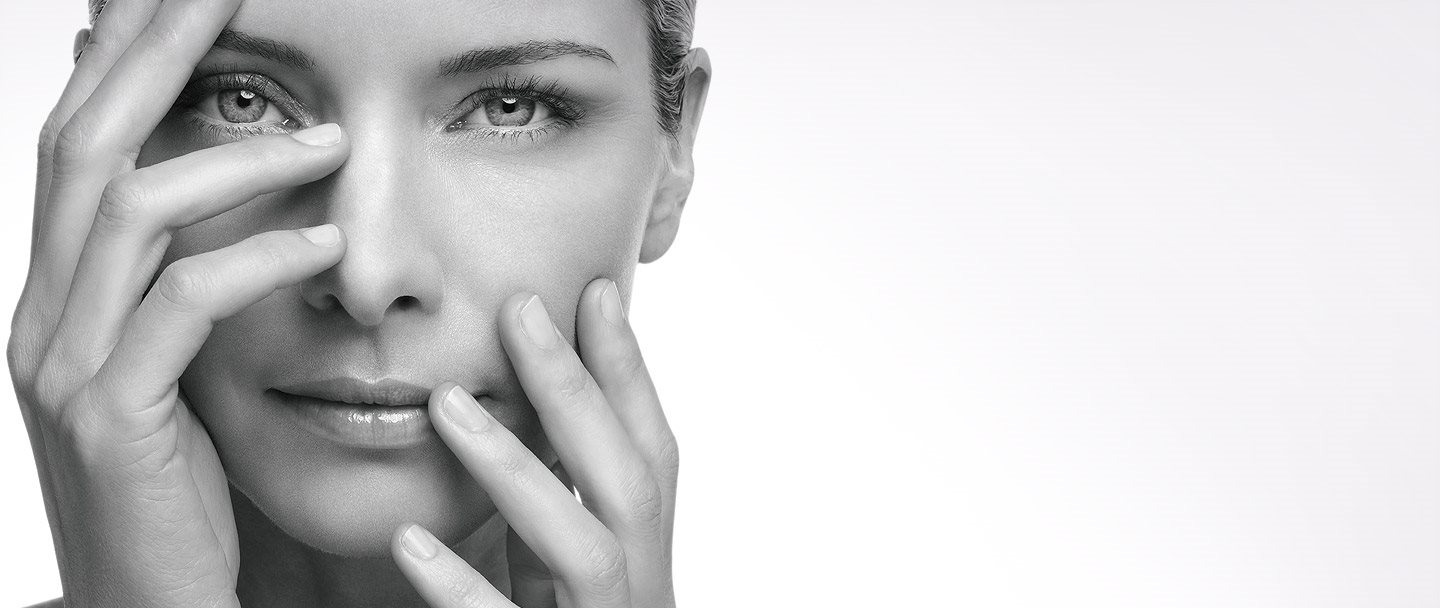 Una mujer con las manos sobre el rostro