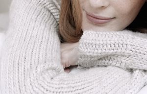 Una mujer vestida con un sweater de algodón.