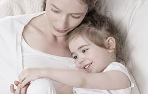 Una madre y un niño acurrucándose.