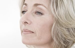 El rostro de una mujer de mediana edad.