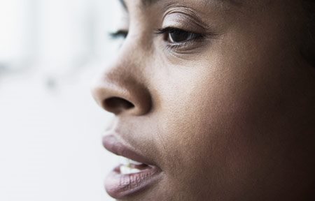 Cara femenina con piel oscura