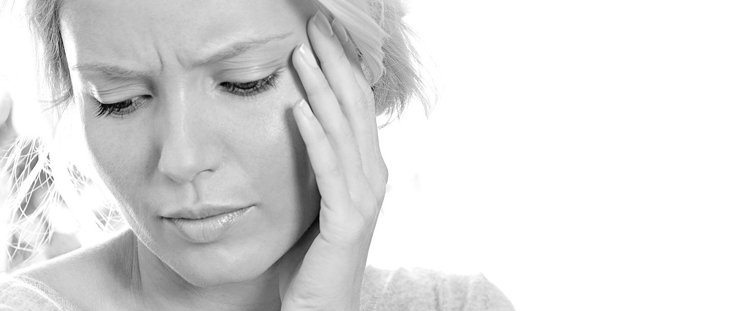 Mujer tocándose el rostro