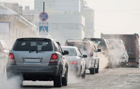 Coches en el tráfico.