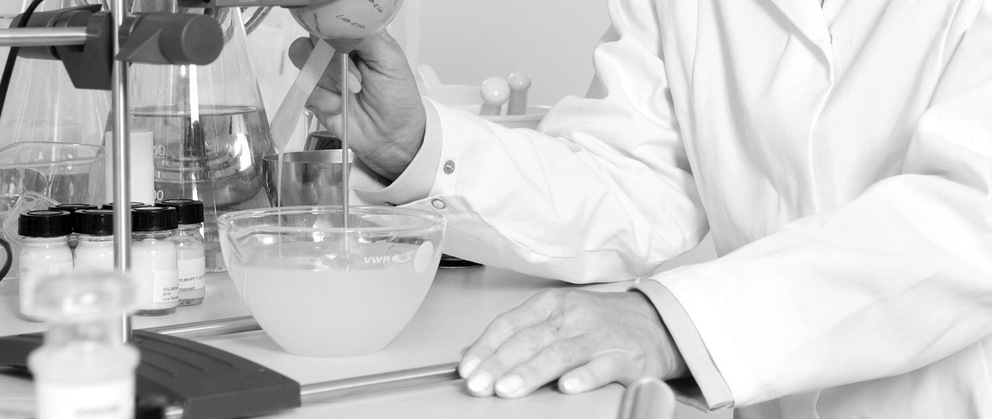 Científica trabajando en el laboratorio